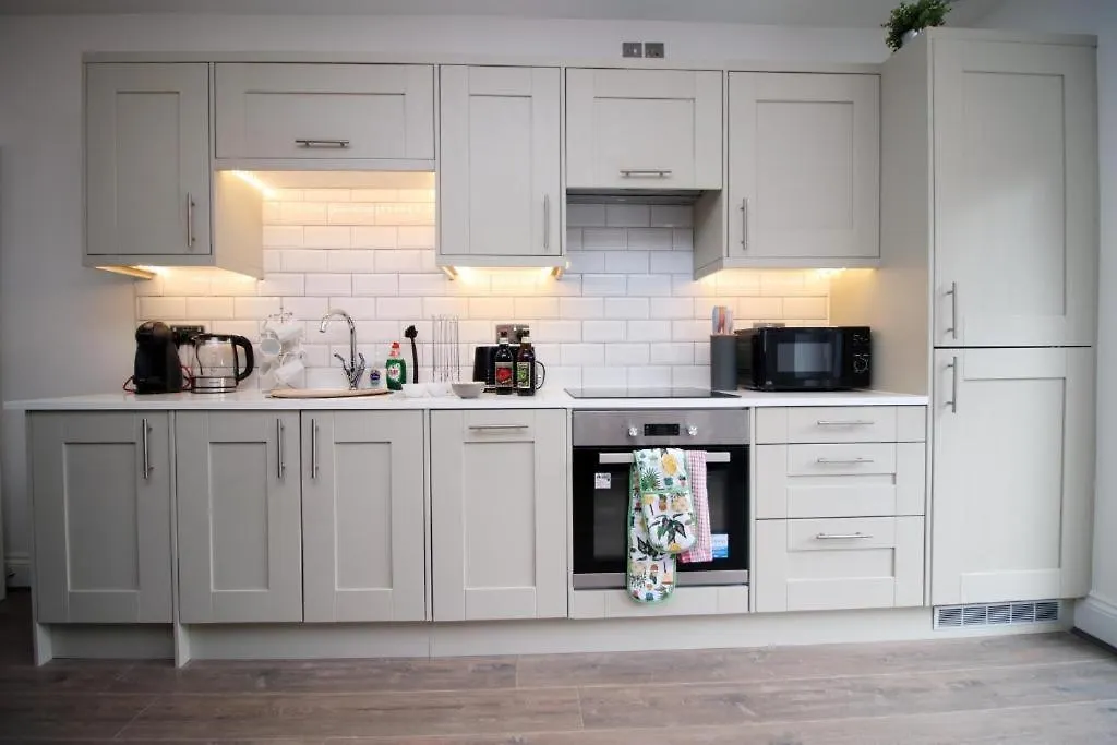 Charming 2-Bed Escape In Vibrant Cardiff Apartment